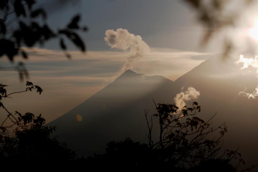 El volcán de Fuego en Guatemala registra una erupción estromboliana