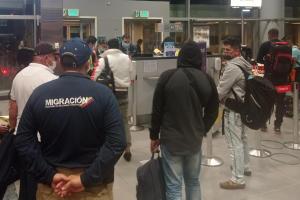 Detuvieron a 35 cubanos en el aeropuerto de Bogotá con visados falsos