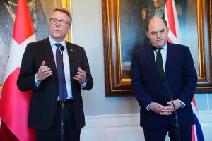 Dinamarca y Reino Unido firman un acuerdo para estrechar su cooperación en Defensa ante invasión rusa en Ucrania