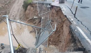 Hidrocapital rompió tuberías y socavó parte de una avenida en San Antonio de Los Altos