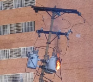 Transformador de electricidad se prendió en candela en Pinto Salinas