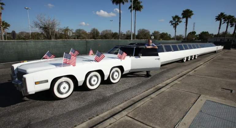 Piscina, 24 ruedas y hasta un helipuerto: así es “The American Dream”, el lujoso carro más largo del mundo (VIDEO)