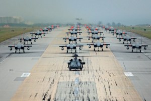 EEUU demuestra su fuerza con docenas de aviones de combate exhibidos en una “caminata de elefante”
