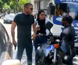 Una “grosera” discusión sostuvieron un colectivo y un presunto funcionario en el centro de Caracas (Videos)