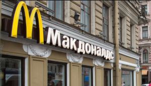 VIDEO: Largas filas en locales de McDonald’s en Rusia tras cierre de operaciones