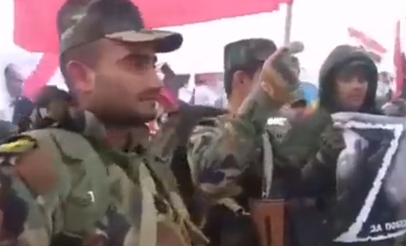 Armados y con grito de guerra: Sirios listos para unirse a Rusia en la invasión a Ucrania (VIDEO)
