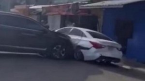 VIRAL: Mujer hecha una furia estrelló su carro contra el de su marido al descubrir su infidelidad (VIDEO)