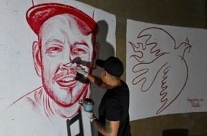 Al rojo vivo: El artista que pinta murales con sangre de tatuados