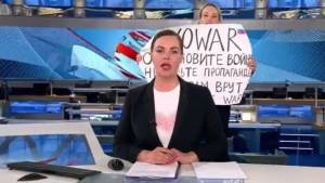 Mujer que protestó contra la invasión en el noticiero más visto de Rusia se enfrenta a 15 años de cárcel