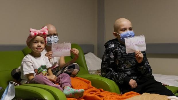“Si no son evacuados, morirán”: los niños ucranianos con cáncer se refugian en los sótanos de los hospitales (Video)