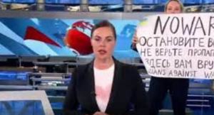 VIDEO: Mujer interrumpió el principal programa de noticias de Rusia para protestar contra la guerra