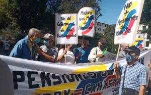 Abuelos se alzan en Caracas para reclamar irregularidades en el cobro de la pensión