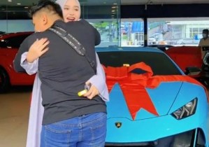 Rompió a llorar cuando su esposa le regaló un fabuloso Lamborghini, pero todo tiene su razón (VIDEO)