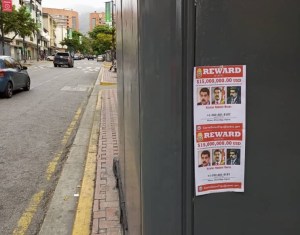 EN FOTOS: Aparecen carteles de recompensa por Nicolás Maduro en calles y plazas de Caracas