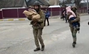 La triste imagen de los soldados ucranianos salvando a los bebés de “la ciudad de los niños” (VIDEO)