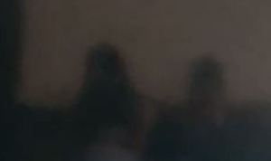 Mujer capturó en VIDEO a un “fantasma” sentado a su lado en el reflejo de la televisión