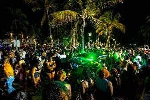 Los videos de la violencia en el “Spring Break” de Miami que motivaron el toque de queda