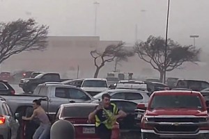 EN VIDEO: aterrador momento cuando compradores de un Walmart huyen de tornado en Texas