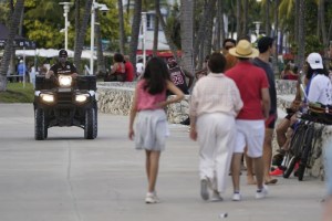 Comisionados extendieron toque de queda en Miami Beach tras tiroteos