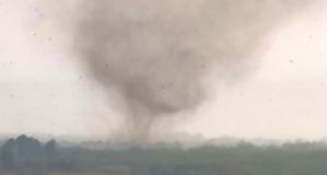 ¡Espeluznante! Vacas y autos son arrastrados por un enorme tornado en EEUU (VIDEO)