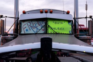 Camioneros antivacunas ralentizan el tráfico alrededor de la capital de EEUU