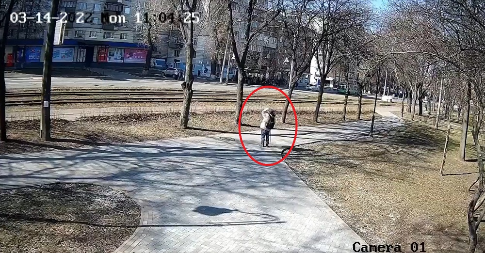 La nueva vida en Kiev en medio del conflicto, hombre paseaba tranquilo por un parque cuando un misil cayó frente a sus ojos (VIDEO)
