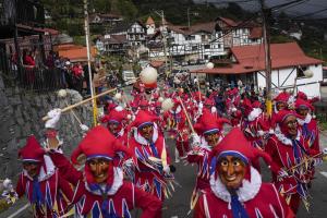 AP: Folclor y arlequines formaron parte del tradicional Carnaval en la Colonia Tovar
