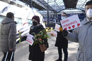 Miles de rusos intentan huir de su país en los pocos trenes y aviones disponibles