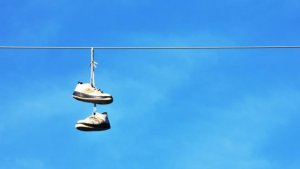 El inimaginable significado de los zapatos colgados de los cables eléctricos