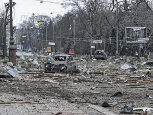 Hallan seis muertos y dos heridos tras los últimos bombardeos en Járkov