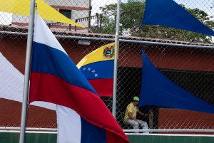 Colectivos chavistas pintaron un mural en Catia para apoyar a la invasión rusa (FOTOS)