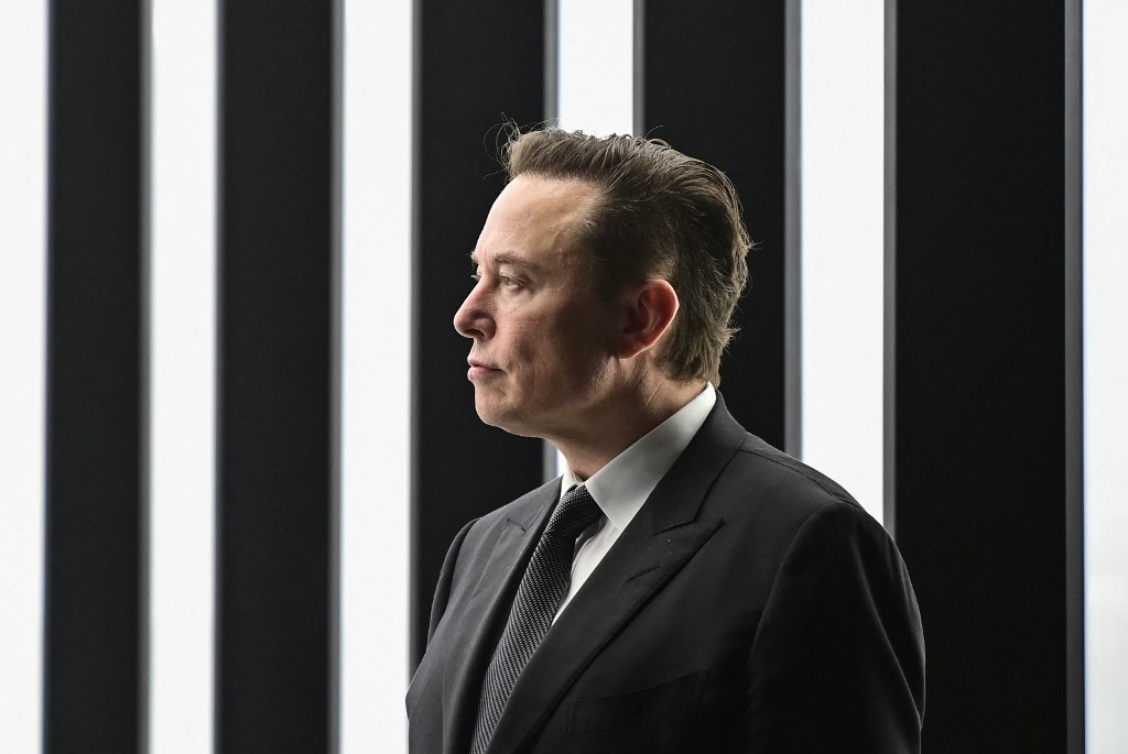 Elon Musk propone comprar el “100% de Twitter” y retirar a la empresa de la bolsa