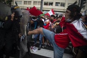 Protestas contra Castillo y vandalismo marcan una noche oscura en Lima (Videos)