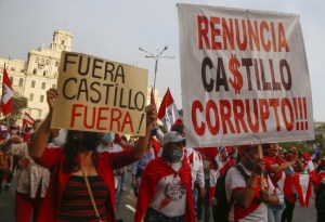 Marcharon en las calles de Lima para exigir la renuncia de Pedro Castillo
