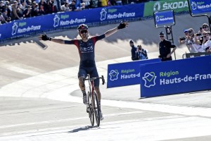 El holandés Dylan Van Baarle logró su primer triunfo en la clásica París-Roubaix