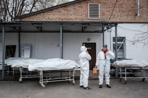 Autopsias de crímenes de guerra en la morgue de Bucha