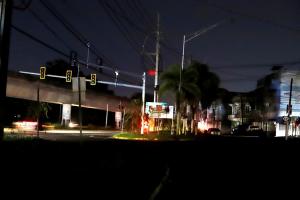 Puerto Rico con electricidad intermitente mientras repara avería que causó apagón