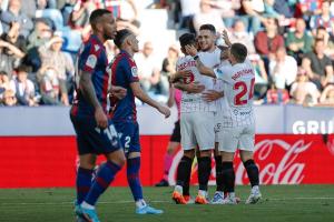 El Sevilla más cerca de la Champions y el Levante del descenso
