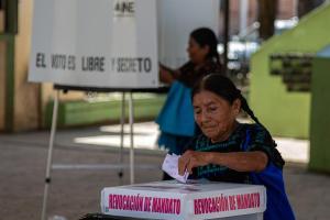 Consulta revocatoria en México avanza en calma pero con dudas de participación