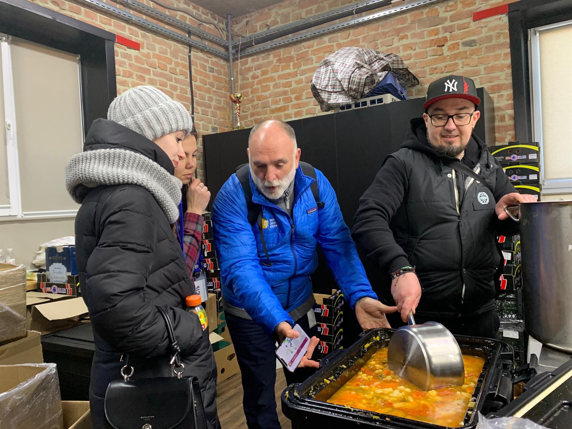 “Cocina solidaria” del reconocido chef José Andrés sigue trabajando en Jarkóv tras un ataque ruso