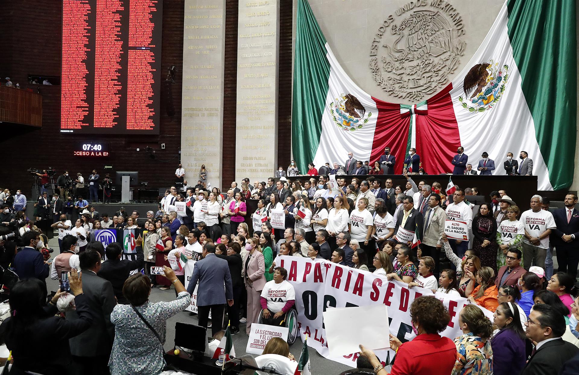 Reforma energética de López Obrador es rechazada por Parlamento de México