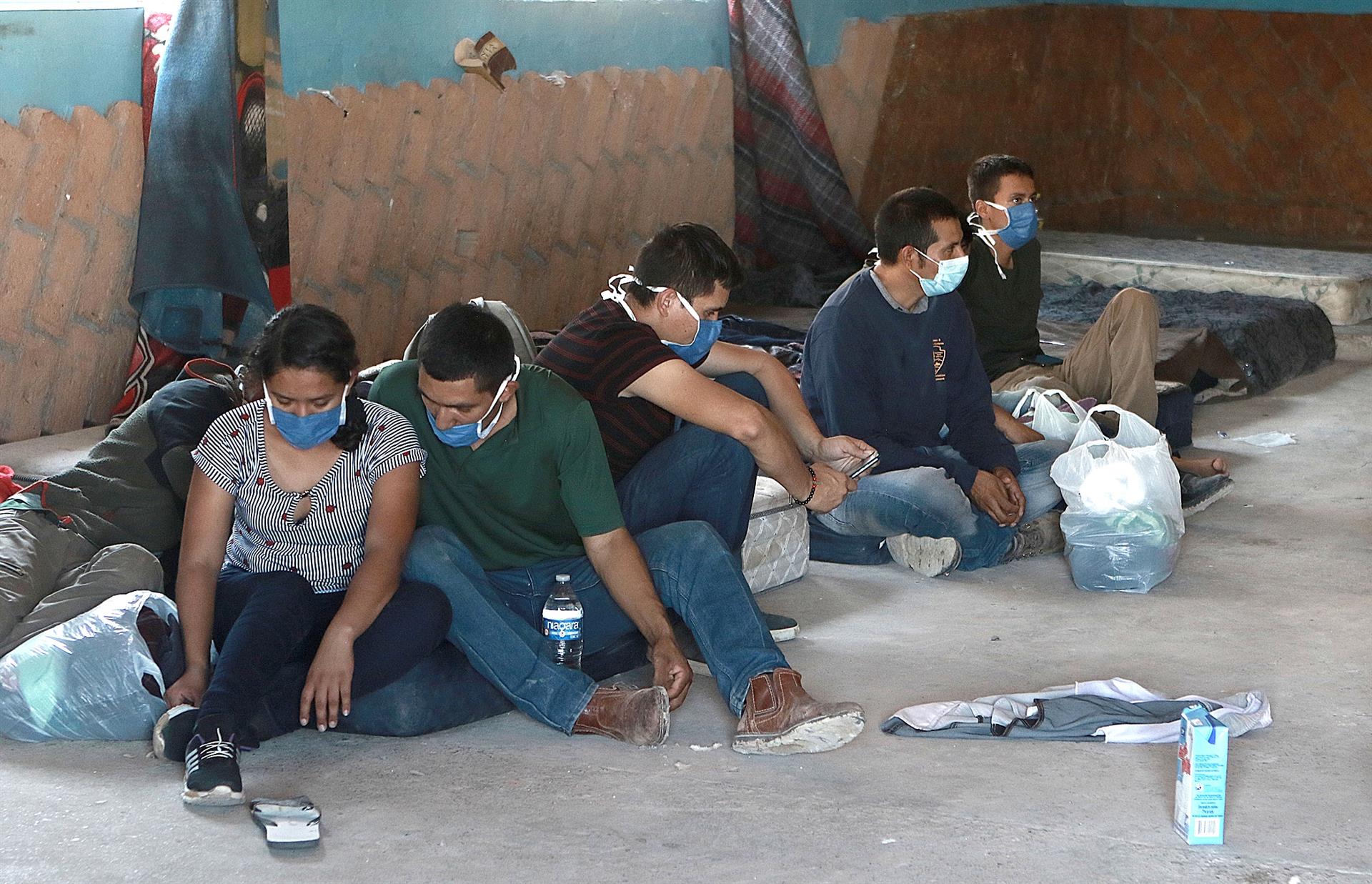 Agentes hallan a 79 migrantes hacinados en un hotel en el centro de México