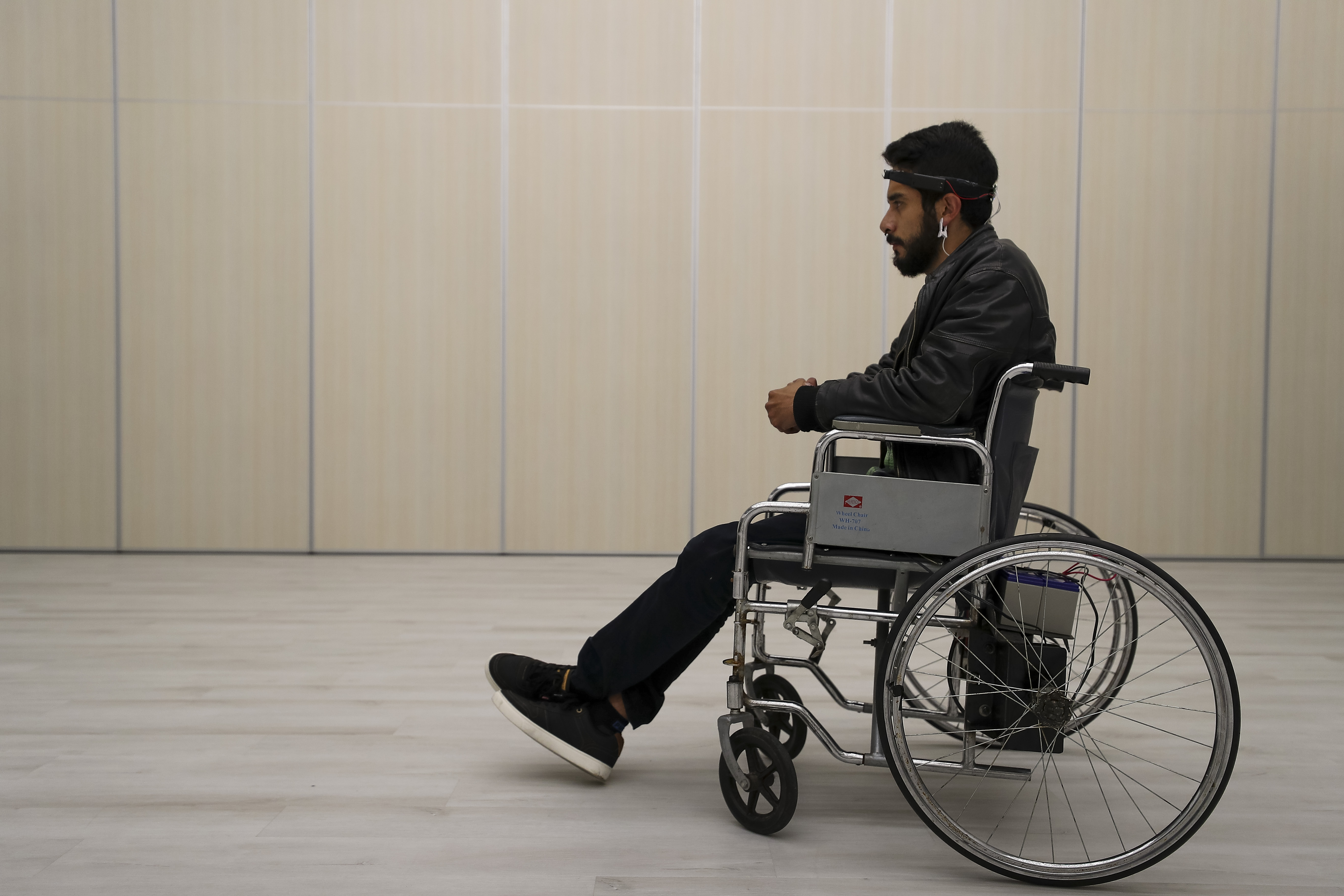 La silla de ruedas movida con la mente que perfeccionan jóvenes en Ecuador