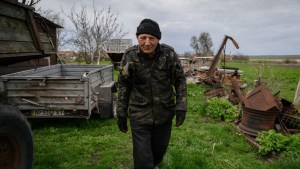 En el campo del frente sur de Ucrania, los más pobres siembran bajo las bombas