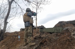 ¡Aterrador! Entre lluvia de misiles, soldado ucraniano resiste a la artillería rusa (VIDEO)