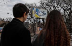 Los carteles de ucranianos sobre la invasión: humor, aliento y mensajes a los rusos