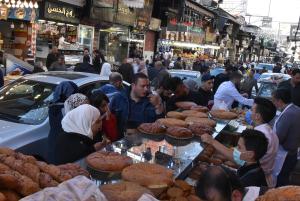 El pan y la sopa de tomate, productos de lujo en el Ramadán del Magreb
