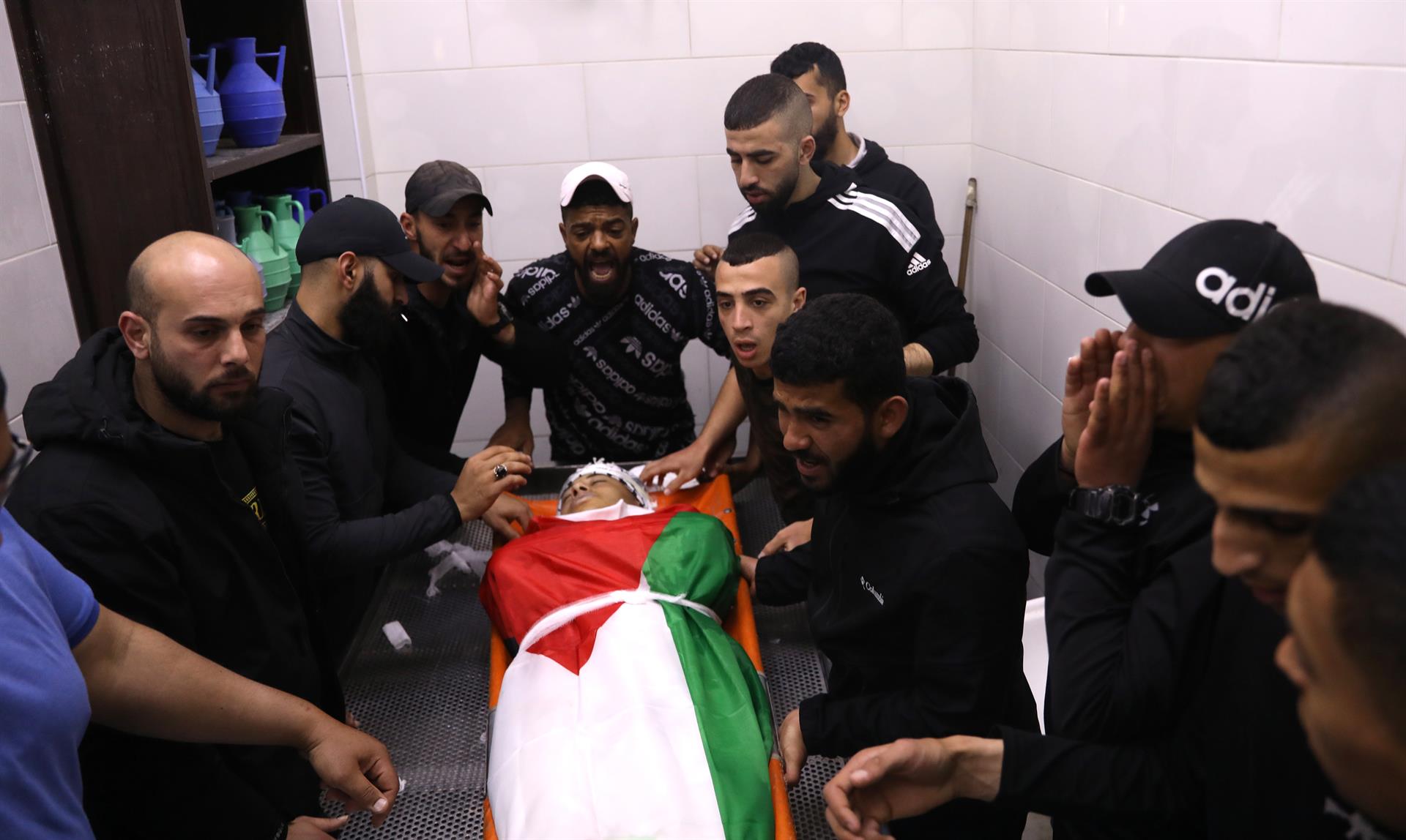 Un menor de 14 años palestino muere sangrientamente por disparos israelíes