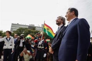 Presidente de Bolivia inicia visita a Argentina con una ofrenda al monumento de Juana Azurduy