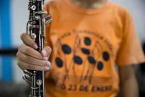 Hallan evidencias de beneficios cognitivos en niños por tocar un instrumento